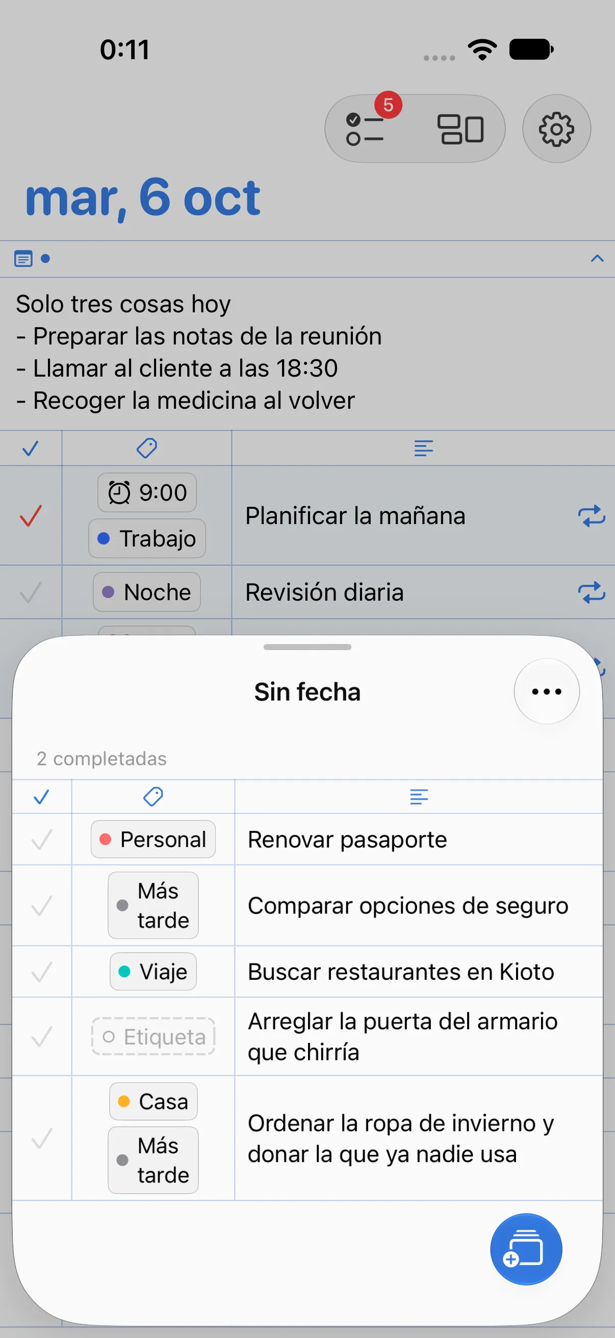 La hoja Sin fecha abierta sobre la pantalla de inicio, con tareas como Renovar pasaporte (Personal), Comparar opciones de seguro (Más tarde) y Buscar restaurantes en Kioto (Viaje).