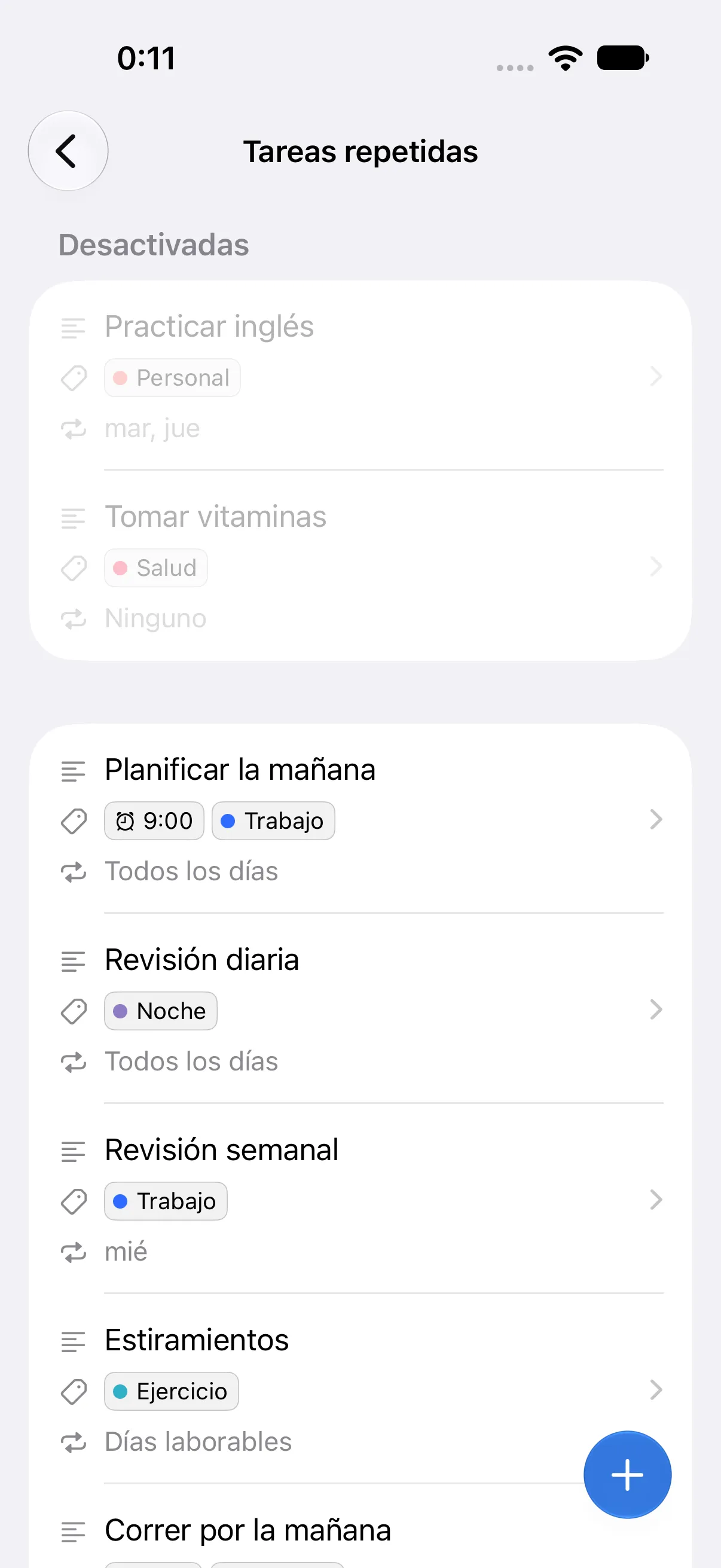 La pantalla Tareas repetidas. Arriba, en Desactivadas, hay dos reglas apagadas. Debajo, Planificar la mañana y Revisión diaria se repiten todos los días, Revisión semanal los miércoles y Estiramientos los días laborables, cada una con su etiqueta.