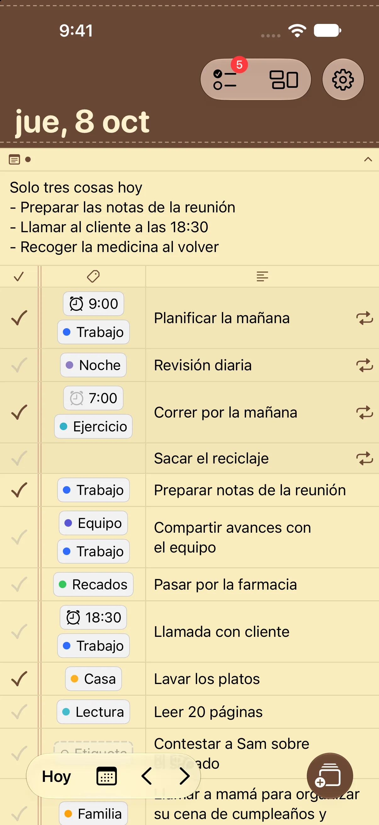 Pantalla de inicio con el tema Cuaderno. Las tareas están escritas como en un cuaderno de rayas, bajo una tapa marrón.