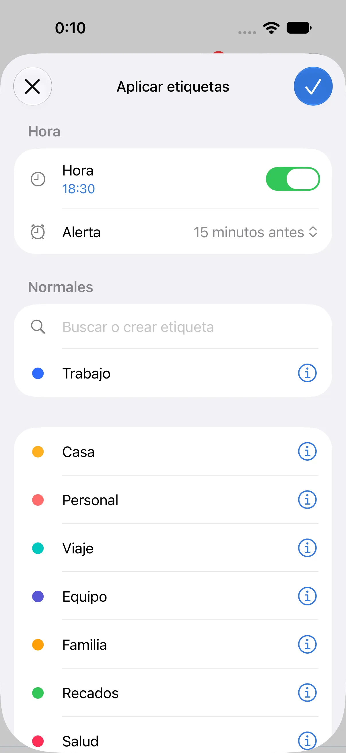 La pantalla Aplicar etiquetas. La etiqueta Trabajo está seleccionada, la hora está activada a las 18:30 y la alerta suena 15 minutos antes.