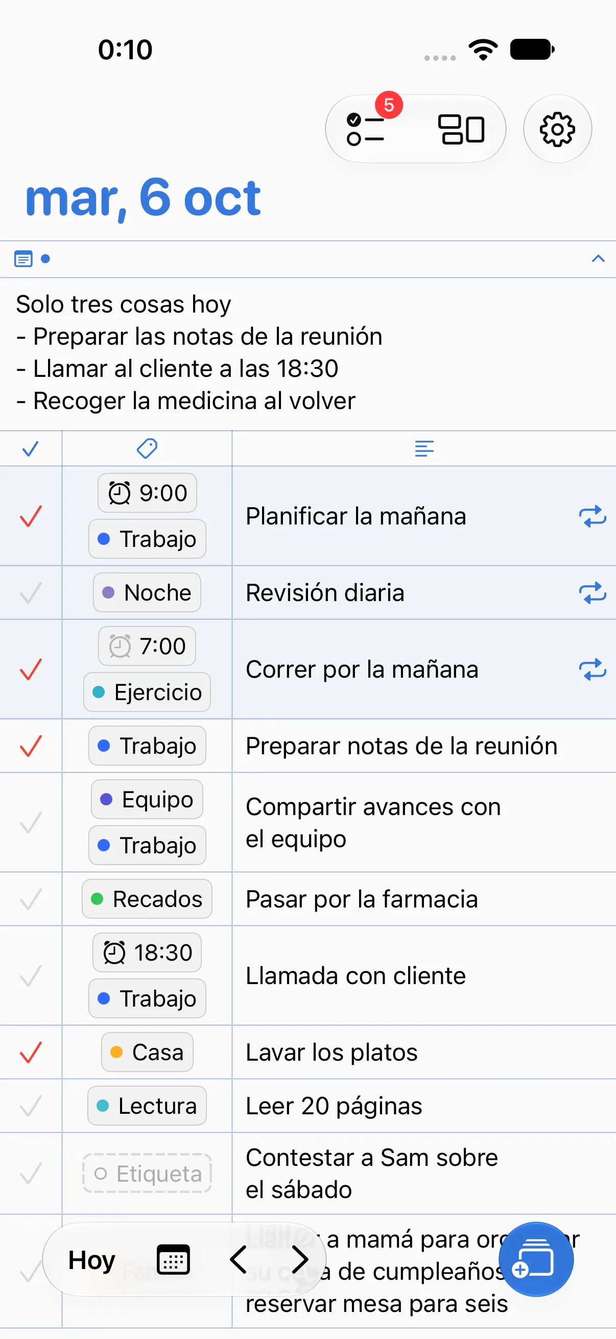 Pantalla de inicio de Labeled del martes 6 de octubre. Debajo de la nota del día aparecen tareas con las etiquetas Trabajo, Noche, Ejercicio, Equipo, Recados, Casa y Lectura.